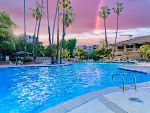 Stunning Retreat - Jacuzzi, Pool, Gym, Tennis, Views