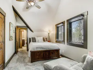 Rustic luxury retreat with fireplaces, deck, grill, balcony, firepit, & WiFi