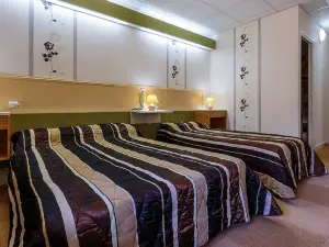 Hôtel Restaurant la Crèche et sa Piscine intérieure - Logis Hôtels