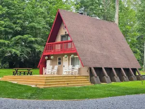 Hot Tub, Fire Pit & Patio: A-frame Stafford Cabin