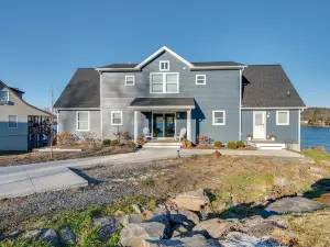 Family Home on Lake Newton with Deck and Fire Pit