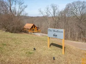 Family Friendly ~ Hocking Hills Cabin ~ Close to Caves, w/Wifi