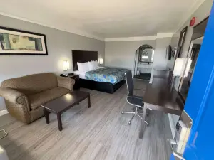 Days Inn by Wyndham Gonzales