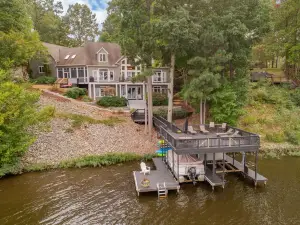 Firefly Bay - Amazing Views, Hot Tub, Main Lake, Pet Friendly