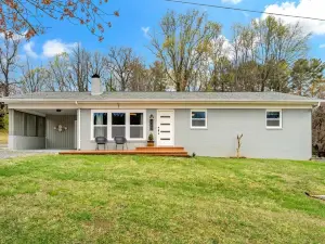 Modern Home Designed for Fun! Game-Room, Outdoor Kitchen, Firepit