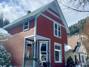 The GREAT CATSBY 4bd Queen Anne historic home, walk to town