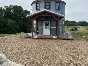 Grain Bin Farmhouse with Loft Bedroom