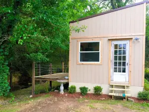 Horse Farm Retreat Creekside Tiny House, Sleeps 4 & Pet Friendly