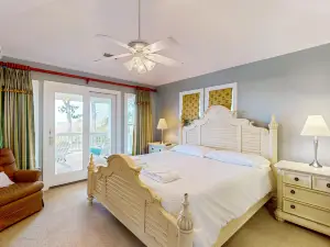 Sunset condo in amenity-rich community with private pool & hot tub