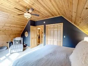 Dog-friendly Sunday River retreat with hot tub, large yard, grill, washer/dryer