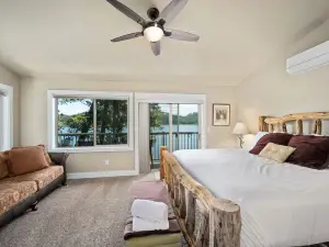 Lakefront Access and Cozy Atmosphere - Delightful Waterfront Haven