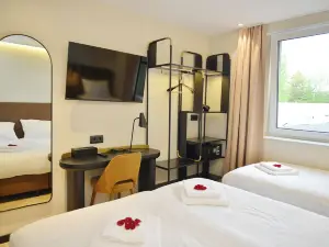 Day8 Hotel