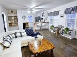 Bright and cozy riverfront home in the heart of Canada's Prettiest Little Town!