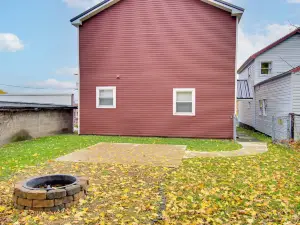 Walk to Historic Square: Oswego Home Near Lake