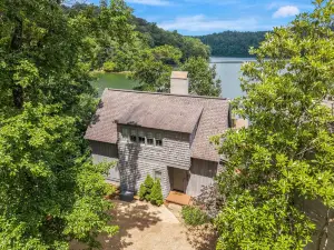 Luxury Lakefront Cottage w/ Kayaks and SUPs