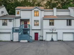 Lakeside Haven Ping Pong, Fire Pit & Mins to Big Boulder & Lake Harmony