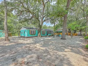 3-bedroom house, in Bonneau Beach with WiFi, HVAC, hottub & lake beach access!