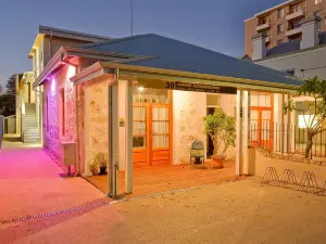 Fremantle Boutique Accommodation - Maand up