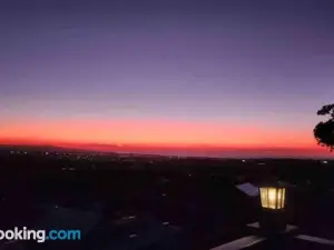 Luxury & Plush Lifestyle 5 Bedroom House in Mt Eliza