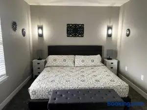 New Remodeled Luxury Condo By The Lake, No Stairs!