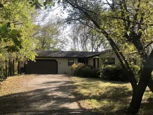 Cozy 4-bedroom house in adorable Buffalo with AC, WiFi