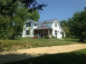 Ideal spot minutes from Kickapoo Valley Reserve, Wildcat StatePark & fly fishing