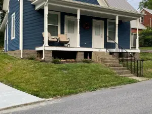 Cozy Cottage walking distance to Downtown!