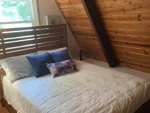 Cozy 4BR 3.5B cabin w/in walking distance to Hurricane Marina and Floating Mill
