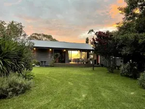 Mangrove Mountain Farm Stay