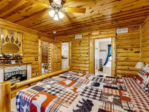 Golf course-front cabin with game room, pool, hot tub, tennis, pickleball, beach