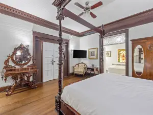 Coombs Inn & Suites