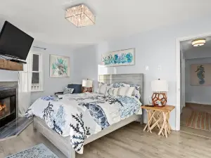 Spectacular direct waterfront with rooftop hot tub 360 degree views.