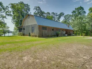 Beautiful Toledo Bend Retreat w/ Private Dock