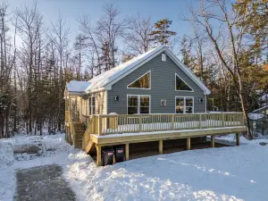 Unwind at Our Beautiful Sanctuary Scenic Views 3 Bedroom Home by RedAwning