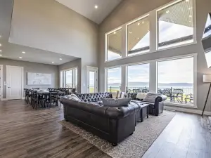 Monster Cabin-The Ultimate Family Reunion Property! Spacious, Incredible Views!