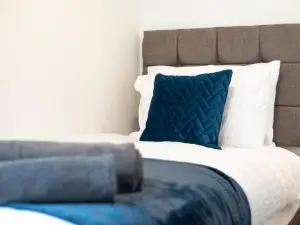 Large Green Garden, 4 Bedrooms, Sleeps 8