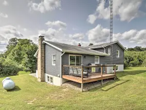 Modern Zanesville Escape w/ Deck & Spacious Yard