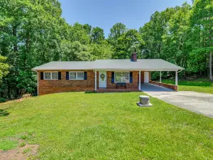 Charming Jonesville Home with Grill - Near Wineries!