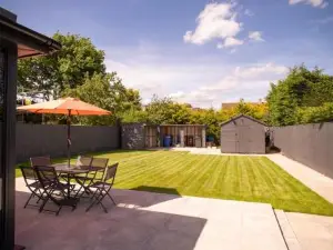 Flat 4- Generous & Stylish Two Bed Apartment
