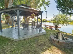 Riverfront Resort Cabin ~ 21 Mi to Crater Lake!