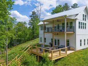 Lakefront Oasis, Dock, Deck, G/Room, P/Table, Firepit, Kayaks & Beautiful views