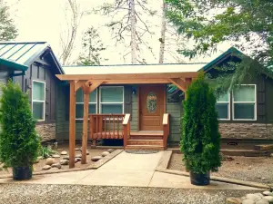"Home on The Rogue" - Gateway to Crater Lake!