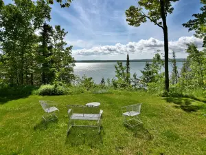 Lake Superior Beach Haven with Large LakeHouse