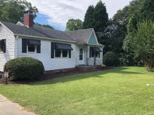 Cute 2 BR/1B  home in quiet neighborhood near Aiken’s historic horse district.