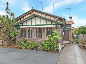 KOZYGURU ARNCLIFFE SYDNEY AIRPORT LUXURY RENOVATED 3 BED free parking NAR232