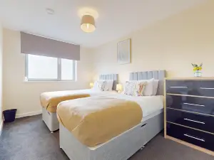 Basildon - 2 Bed Flat - Sleeps 5 - Near Station