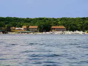 Fourwinds Lakeside Inn & Marina
