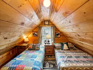 Cozy Retreat - Fireplace, WiFi, Quiet Setting, Near Town