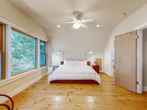 Spacious & tranquil waterfront hideaway on Muscongus Sound