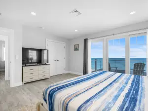 Panoramic Views and Outdoor Deck Bliss - Stunning Coastal Haven